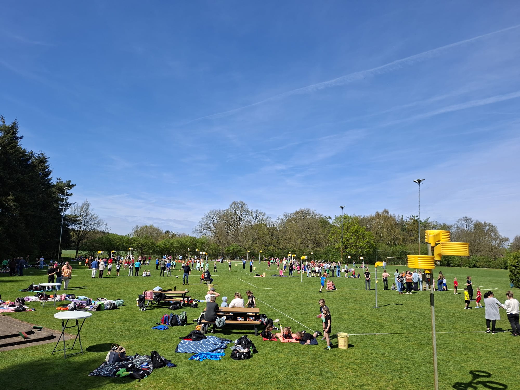 31 TEAMS ACTIEF OP SCHOOLKORFBALTOERNOOI IN KNEGSEL

Gisterenmiddag was het weer tijd voor het jaarlijkse schoolkorfbaltoernooi in samenwerking met Vessem/Winty en hebben 31 teams het sportveld betreden. De weergoden waren ons dit jaar weer goedgezind. Het was een fantastische middag! 
De kinderen werden getrakteerd op fruit van Coop en er was goed gezorgd voor een verfrissende ranja tussen de sportieve wedstrijden door.

Wij kijken terug op een mooie dag 🌞⚽

Wil jij je korfbal skills nog eens laten zien? Of kun je geen genoeg krijgen van deze fantastische sport? 20 juni staat het vrienden toernooi weer op het programma met dit jaar ok een jeugd poule in planning. Dus stel je team (4 p.) samen en meld je aan. En natuurlijk mag je ook gerust een keer komen meetrainen met onze teams! Voor meer informatie info@fsckorfbal.nl 

#korfbal #Knegsel #Steensel #schoolkorfbal #toernooi