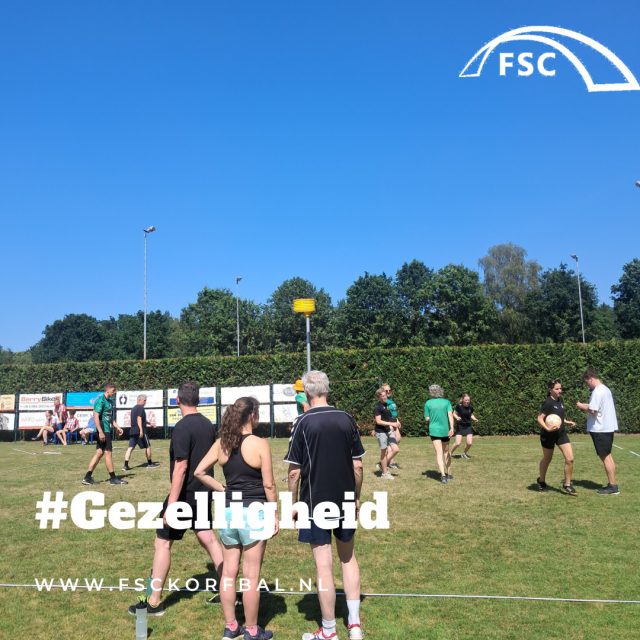 ☀️🏐 Wat was het een geweldige editie van het FSC vriendenkorfbaltoernooi! 🏐☀️

Afgelopen zaterdag genoten we van een fantastische middag vol sportiviteit, gezelligheid, mooie acties en vooral heel veel plezier. Ondanks de zomerse temperaturen bleef iedereen in beweging dankzij de nodige hydration breaks en het watertappunt op het sportpark. 💧😎

De sfeer zat er de hele dag goed in met gezellige, zomerse muziek op de achtergrond. 🎶☀️

Na veel spannende wedstrijden stonden uiteindelijk De Adjes en Oeli tegenover elkaar in de finale. In een spannende eindstrijd trokken De Adjes met een 2-1 overwinning aan het langste eind en mochten zij de felbegeerde wisseltrofee van het FSC vriendenkorfbaltoernooi mee naar huis nemen! 🏆👏

In de andere poule ging de overwinning naar De Amateurs, die eveneens een sterk toernooi speelden. Gefeliciteerd! 🎉

Ook naast het veld was het genieten. De deelnemers konden na afloop terecht bij de heerlijke frietkar van De Weefkamer 🍟. Dankzij de prijzen gesponsord door @berrybikes 🍻 gingen de prijswinnaars bovendien niet met lege handen naar huis.

Dank ook aan EHBO vereniging Vessem Knegsel Wintelre voor hun aanwezigheid gedurende de dag. ❤️

Dank aan alle deelnemers, supporters, vrijwilligers, sponsors en organisatoren die deze dag mogelijk hebben gemaakt. Jullie maakten er samen een fantastische editie van!

Op naar de 5e editie van het FSC vriendenkorfbaltoernooi! 🙌

#FSCKorfbal #Vriendenkorfbaltoernooi #SamenSporten #Gezelligheid #BerryBikes #DeWeefkamer #Korfbal