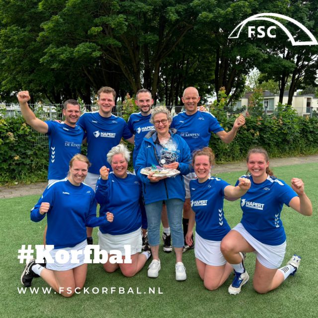 🏆 FSC 1 kampioen 🏆

Inmiddels is het kampioenschap van FSC 1 alweer enkele weken geleden, maar deze mooie prestatie verdient zeker nog een terugblik. Met 6 overwinningen uit 6 wedstrijden sloot FSC 1 het seizoen ongeslagen af.

De spannende slotwedstrijd in Maastricht werd pas in de laatste fase beslist: 8-10 winst. Een kampioenschap van het team, maar zeker ook van de vereniging. Dankzij de inzet van de vele invallers hebben we dit echt samen bereikt. Door en met elkaar! 💙🤍

De wedstrijd in Maastricht was bovendien de laatste van coach Petra. We bedanken haar hartelijk voor haar jarenlange inzet, betrokkenheid en fanatieke coaching. Petra, bedankt voor alles!

#FSCKorfbal #Kampioen  #SamenSterk #Korfbal #Teamwork #Steensel #Knegsel