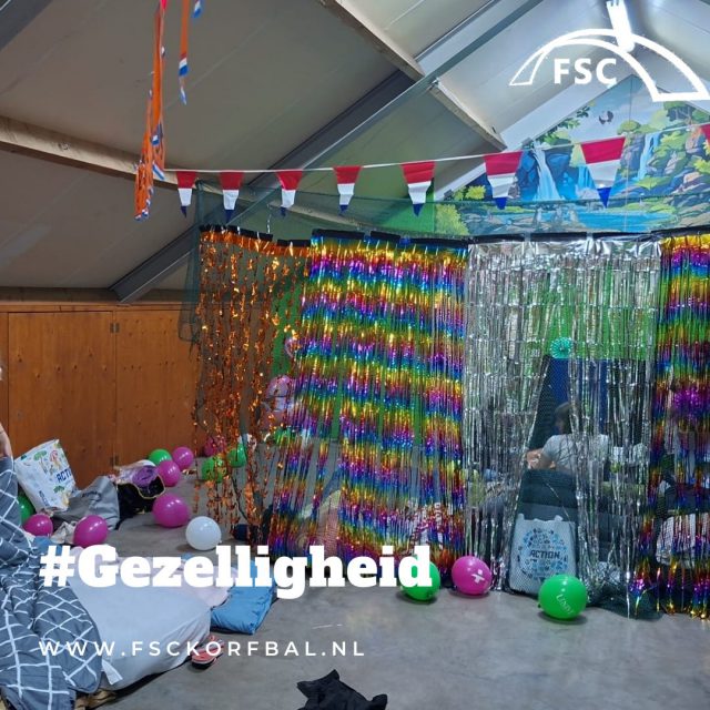 🏕️ Terugblik op een fantastisch korfbalkamp! 🌟

Een paar weken geleden beleefden onze jeugdteams weer een geweldig kampweekend. Op vrijdag trapten we af met frietjes, heerlijke wafels, een gezellig kampvuur en natuurlijk een fanatiek potje Weerwolven. 🔥🍟🐺

Op zaterdag stond een bezoek aan Toverland op het programma. Voor deze dag sloot ook J3 aan, waardoor we met een grote groep konden genieten van spectaculaire attracties en een hoop plezier. 🎢 Na terugkomst werd de dag afgesloten met een gezellige disco. 🕺💃

Zondag begonnen we rustig met uitslapen en relaxed wakker worden. Daarna was het tijd voor een spannend bosspel waarbij de vlag veroverd moest worden. 🚩 Na een lekkere lunch stapten we weer op de fiets richting huis.

Bedankt aan alle deelnemers en vrijwilligers die er weer een onvergetelijk weekend van hebben gemaakt! 💙🤍

#FSCKorfbal #Korfbalkamp #Jeugdkamp #Toverland #SamenSporten #SamenPlezier #TBT #JeugdKorfbal #Terugblik #FSCJeugd