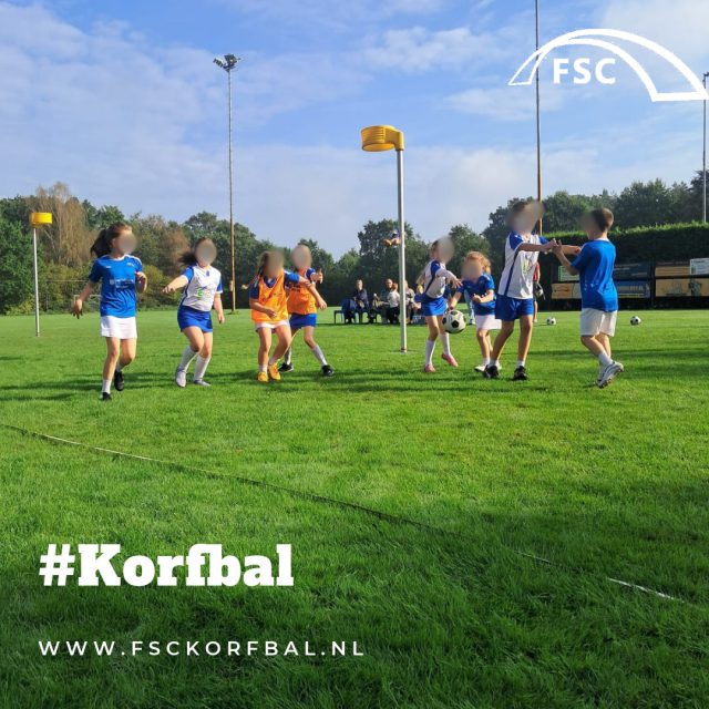 Net als vorige week spelen morgen alle jeugdteams thuis! 🏐 Kom jij onze toppers aanmoedigen?

Hieronder een wedstrijdverslag van de wedstrijd van de J2 van vorige week!

Wedstrijdverslag FSC J2 - KVC J10

Wat een fantastisch begin van het nieuwe seizoen met een nieuw samengesteld team!

Het was spannend: zo'n eerste wedstrijd op een groot vak en met nieuwe regels. Zelfs de coach moest even wennen aan alles. Het nieuwe team ging wat bedenkelijk het veld in, maar zodra het eerste fluitsignaal klonk, begonnen ze meteen vol overtuiging.

De tegenstander kwam op voorsprong, maar FSC hield vol. Er werd twee keer gescoord met een prachtig afstandsschot van Lisa en een kort schot van Nine.

Mooi om te zien hoe deze toppers elkaar helpen en aanvullen, tips oppakken en gemotiveerd blijven. Dit belooft nog wat voor de volgende wedstrijden!

Eindstand: 2-4

ps: de foto is van de J3, zij speelden een hele goede wedstrijd, maar verloren nipt van OEC.