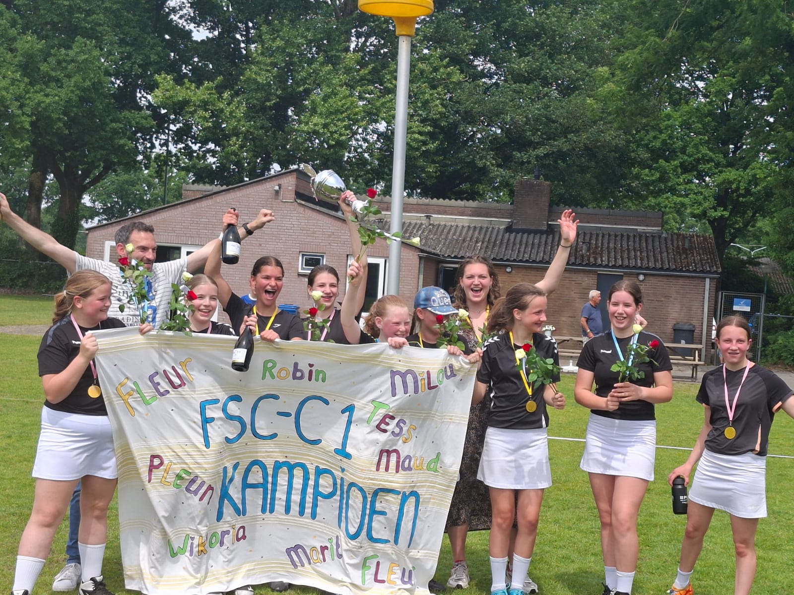 🏆 FSC C1 is KAMPIOEN! 🎉
Wat een prachtige prestatie van onze C’tjes afgelopen zaterdag! In de allesbeslissende wedstrijd tegen Bio C2 lieten ze zien wat je met inzet, plezier en goed samenspel kunt bereiken. Met een overtuigende 2-15 winst pakten ze het kampioenschap! 💪💙🤍
Na een nipte last-minute zege op KVC de week ervoor waren de koppies gespannen. Concurrent Kraanvogels had eerder op de ochtend al gewonnen, er moest met minstens 4 punten verschil om ook op doelsaldo kampioen te worden.
Vlak na het begin van de wedstrijd keek FSC al tegen een vroege 1-0 achterstand aan, maar FSC antwoordde meteen met de gelijkmaker en kwam daarna écht op stoom. Wat volgde was een hele sterke wedstrijd met veel goede aanvallen, slimme acties en fraaie doelpunten. Met een ruststand van 1-11 was de toon gezet.
De tweede helft bleef FSC geconcentreerd en kwamen ze niet meer in de problemen. Eindstand: 2-15 – en daarmee was het kampioenschap een feit! 🥳
Het bestuur had een mooie beker geregeld, ouders kwamen met roosjes voor speelsters en coaches, en een van de meiden had zelfs zelf koekjes gebakken. Het kampioenschap werd in de middag nog goed gevierd: bowlen én daarna lekkere frietjes en snacks in ’t Kurfke. 🎳🍟🎈
Een dikke proficiat aan alle speelsters en coaches van FSC C1 – jullie mogen trots zijn op dit mooie seizoen! 🙌