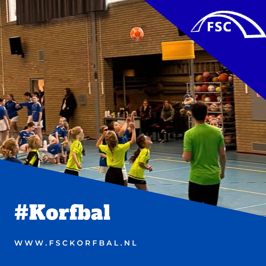 WEDSTRIJDVERSLAG FSC J3 - ROSOLO J12

De J3 was afgelopen zaterdag helemaal klaar voor hun allereerste thuiswedstrijd! Iedereen had er zin in en dat zag je terug in de wedstrijd. Overspelen tot de korf en dan kijken wie er vrij staat om te schieten. Super knap! 
Iedereen heeft zijn kansen om te schieten gepakt en wederom vlogen de ballen in de korf. Rosolo deed het super en pakte ook hun kansen om te schieten. Dit resulteerde in een 22-8 overwinning voor FSC!
