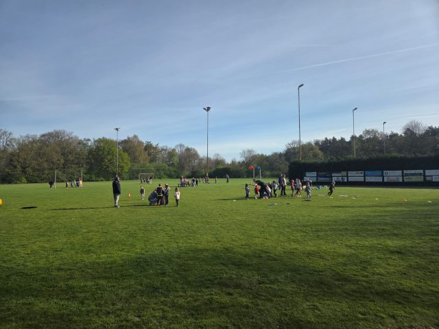 GIGA KANGOEROEDAG OPNIEUW GROOT SUCCES!

In de ochtend hadden de groepen 1,2 en 3 uit Knegsel en Steensel leuke sportieve GIGA kangoeroedag. Bijna 100 kinderen hadden veel plezier met de uitdagende spellen die de organisatie voor ze bedacht had. Samen met de enthousiaste leiding maakten ze in het zonnetje een ronde langs het hele spellenparcours. Vol trots konden ze met hun eigen Giga Kangoeroe Klupdag diploma huiswaarts keren.

Genoten van deze spelletjes? Kom dan zaterdag 18 april en/of 9 mei van 10 tot 11 uur meedoen met de Kangoeroe Klup training op het korfbalveld in Knegsel!  Speciaal aanbod voor kinderen van 3 tot en met 7 jaar. Aanmelden is niet nodig. 🦘

#Knegssel #Steensel #gigakangoeroedag #kangoeroeklup