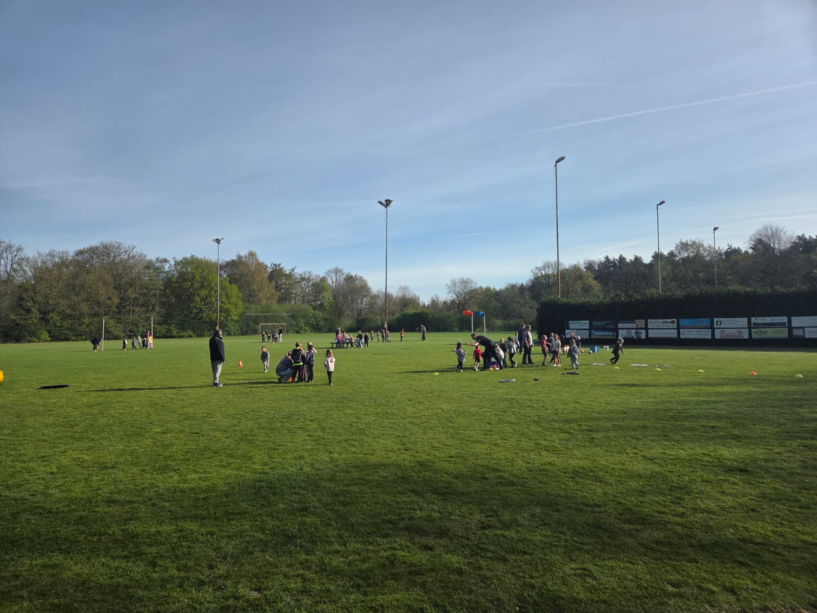 GIGA KANGOEROEDAG OPNIEUW GROOT SUCCES!

In de ochtend hadden de groepen 1,2 en 3 uit Knegsel en Steensel leuke sportieve GIGA kangoeroedag. Bijna 100 kinderen hadden veel plezier met de uitdagende spellen die de organisatie voor ze bedacht had. Samen met de enthousiaste leiding maakten ze in het zonnetje een ronde langs het hele spellenparcours. Vol trots konden ze met hun eigen Giga Kangoeroe Klupdag diploma huiswaarts keren.

Genoten van deze spelletjes? Kom dan zaterdag 18 april en/of 9 mei van 10 tot 11 uur meedoen met de Kangoeroe Klup training op het korfbalveld in Knegsel!  Speciaal aanbod voor kinderen van 3 tot en met 7 jaar. Aanmelden is niet nodig. 🦘

#Knegssel #Steensel #gigakangoeroedag #kangoeroeklup
